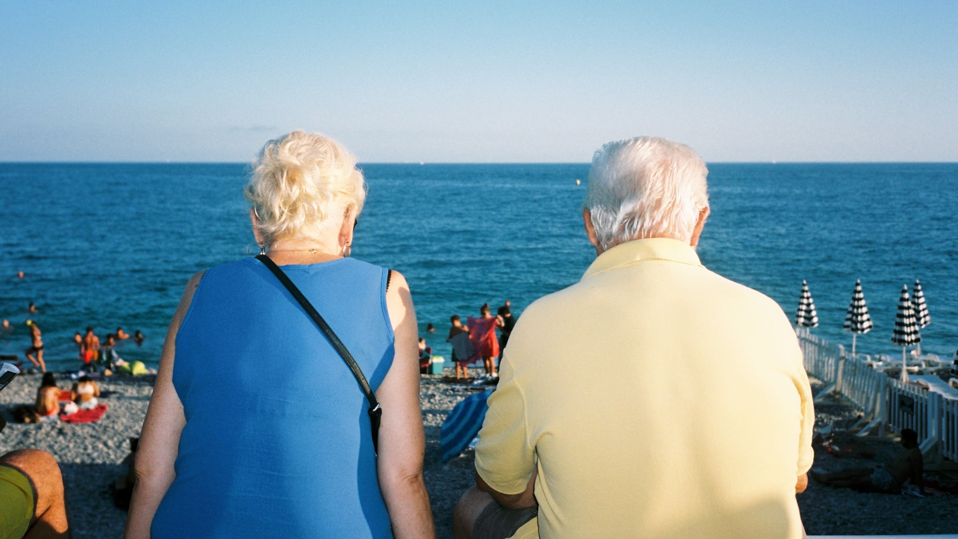 image de deux personnes sur le bord de la mer, promenade des Anglais à Nice